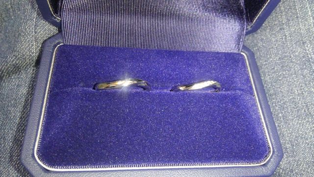 左が彼の‼右のダイアモンドがついているのが私のです。