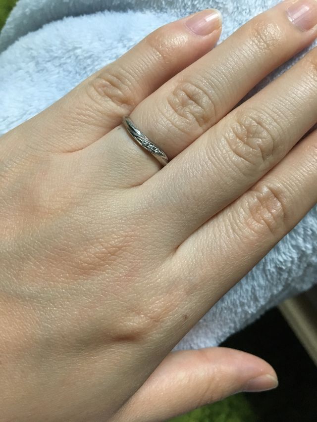 斜めになっていて、真ん中に３つダイヤが埋め込まれています。