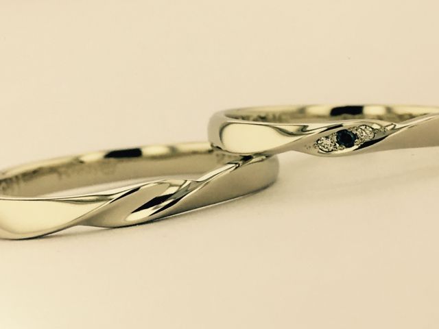 シンプルなデザインにし3粒のみのダイヤを入れました。