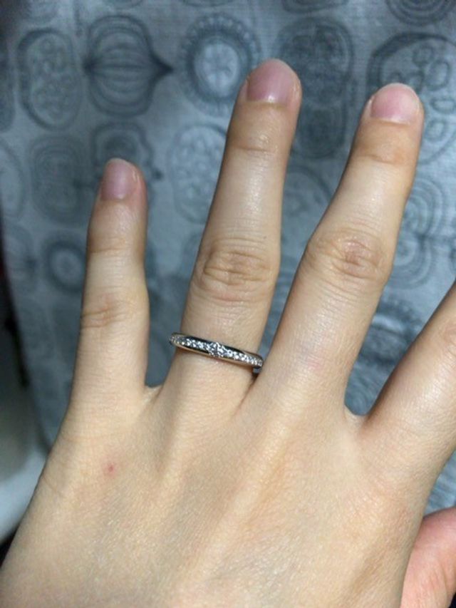 真ん中に大きめのダイヤが埋め込まれたハーフエタニティリング