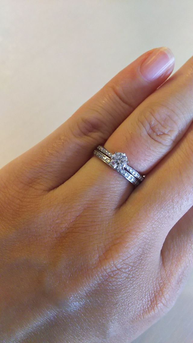 華奢なデザインですが、石が大きく見えて気に入っています。