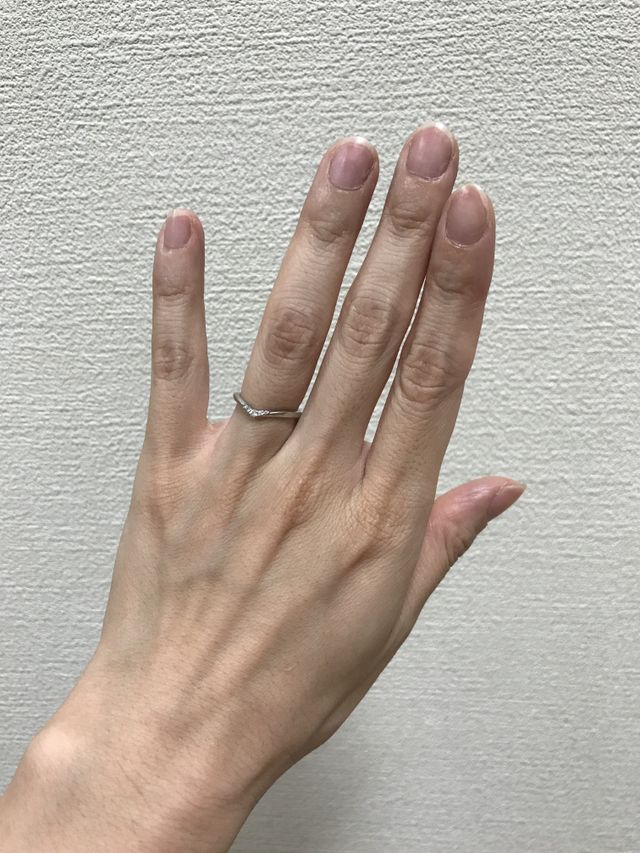 真ん中が少し窪んでいると、指が長く見えると言われました。