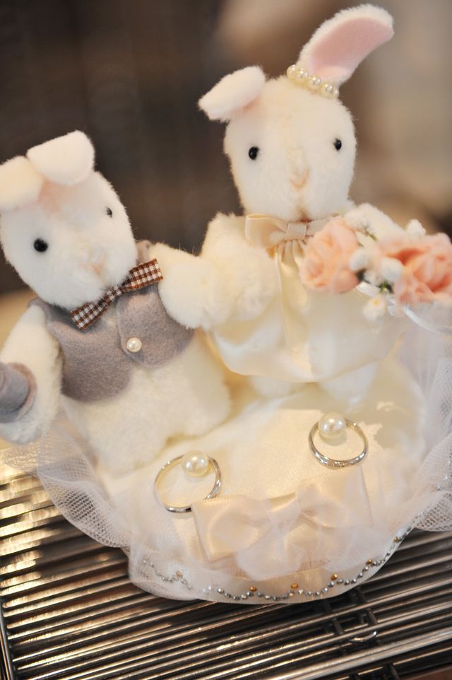 結婚指輪です。男性用、女性用ともにひねりのあるデザインです。