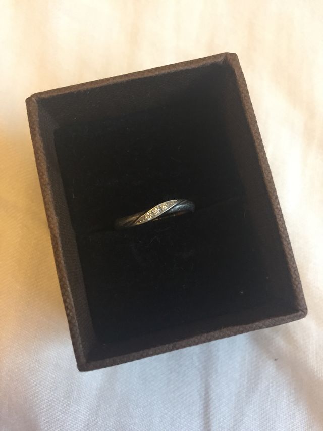 ひねりの中にダイヤが光っています。指によくなじむ指輪です。