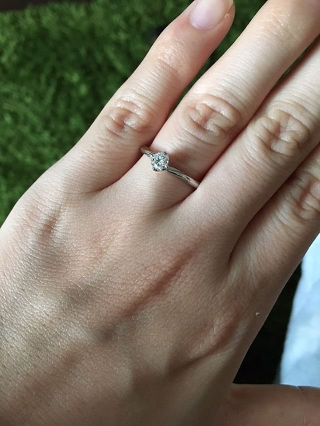 大きめのダイヤのみついているシンプルなデザインです。