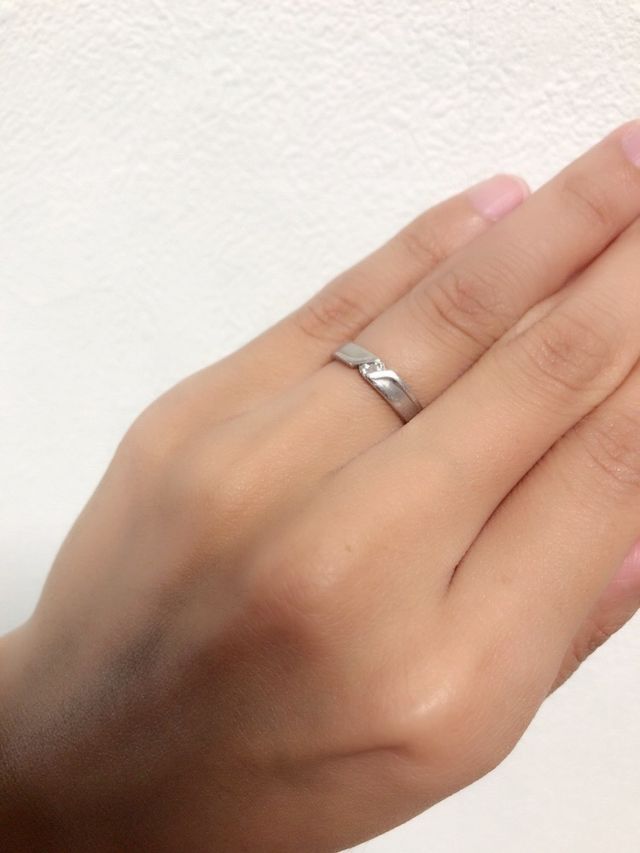 とてもシンプルです。中央にダイヤが2つです。