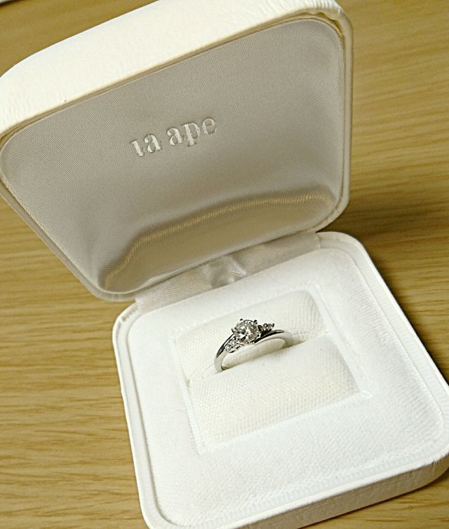 白くしっかりとしたケースに入れていただけます。