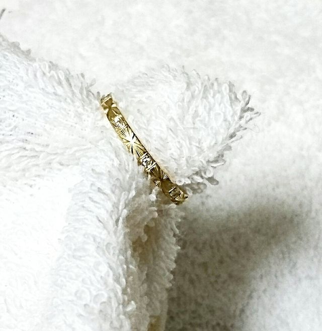 ドイツの工房にて作られた繊細な彫刻が施されています。