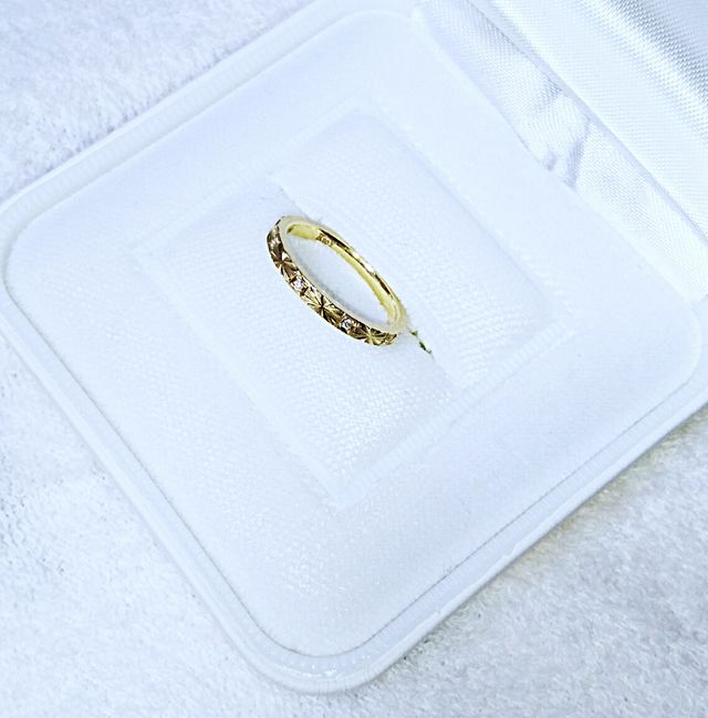 イエローゴールドが映える指輪です。