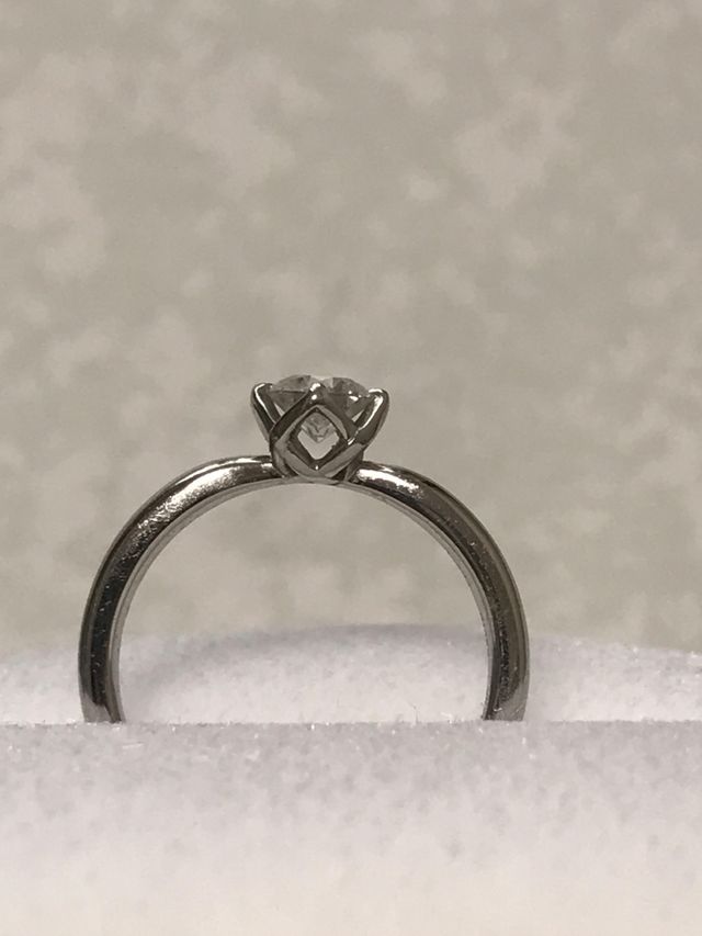 横から見た時の立て爪のデザインがポイント。