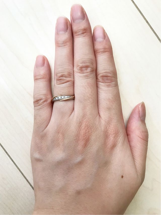 5粒のダイヤが綺麗です。男性用はダイヤ無しでした。