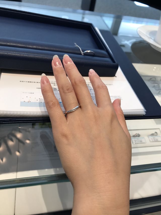 大きいサイズを店頭ではめています。形はゆるやかなV字です