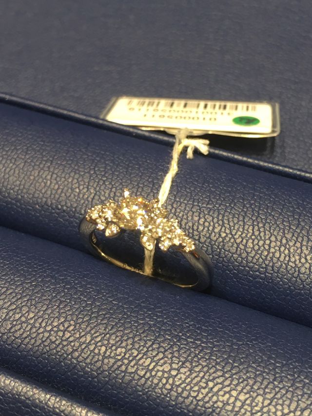 フラッシュで黄色く見えてますが、プラチナです♡