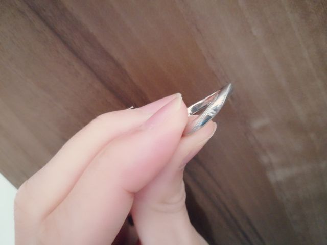 指をきれいに見せるウェーブの形をしています