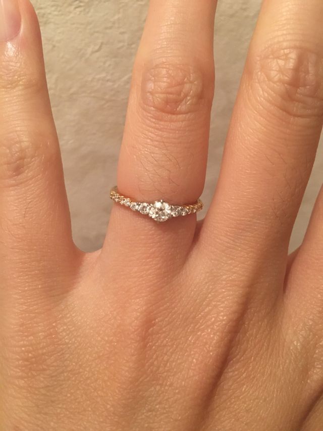 キラキラと輝く真ん中に大きなダイヤがあるのが特徴です。