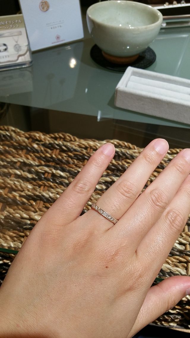 木目調の素材にダイヤを埋め込んでいるデザイン