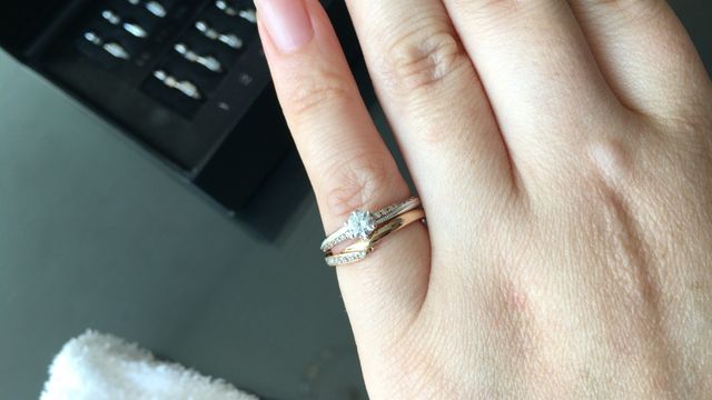 婚約指輪と結婚指輪の重ね付けです。