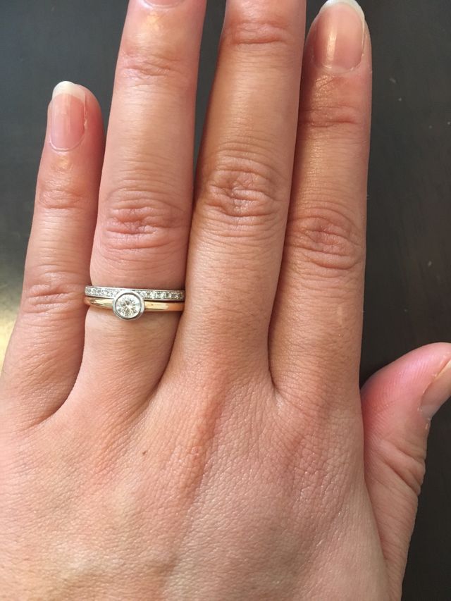 結婚指輪と一緒につけると華やかになります。