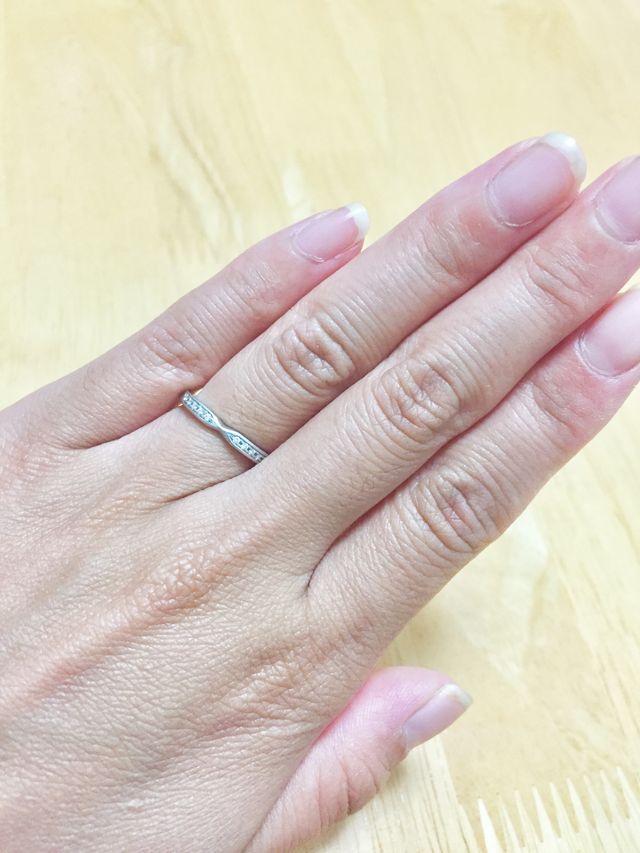 リボンのような形をしていて、ダイヤが5個ずつ並んでいます。