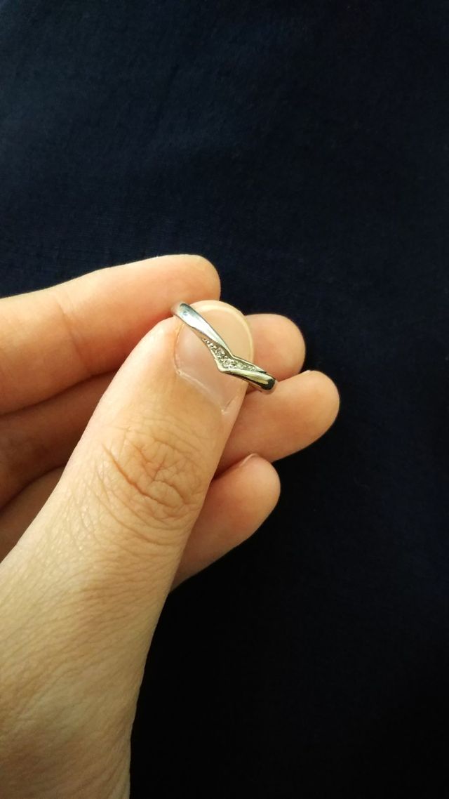 シンプルで婚約指輪とセットでつけてもオシャレなデザイン