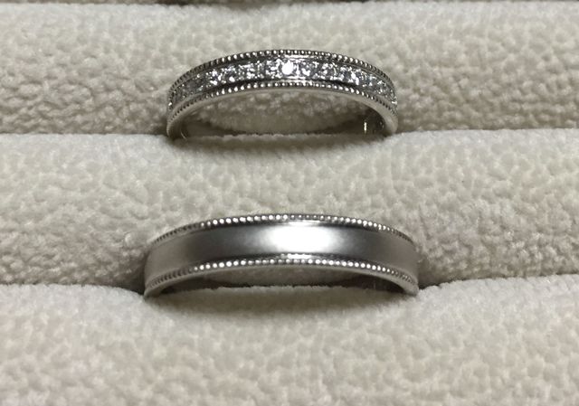 上：新婦　ハーフエタニティ　下：新郎　マット仕上げ