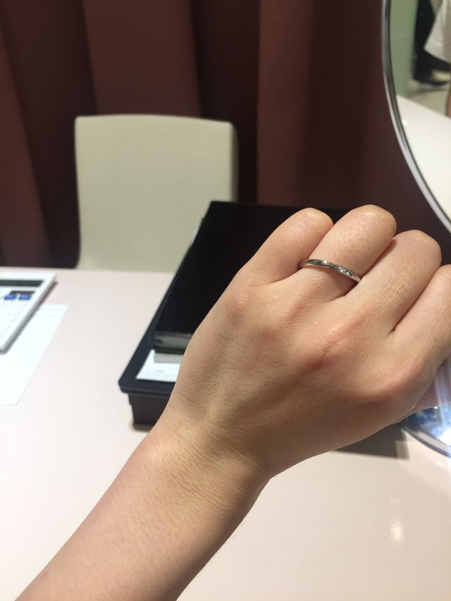 シンプルだけど少しアクセントのある指輪