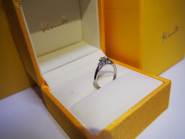 婚約指輪です。結婚指輪はミル打ちにオプションでダイヤをいれた