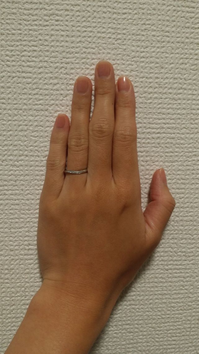 ダイヤが4つ付いていて、普段使いにも合うデザインです。