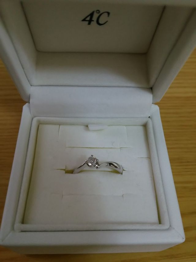 R・ブリリアントカット婚約指輪です。