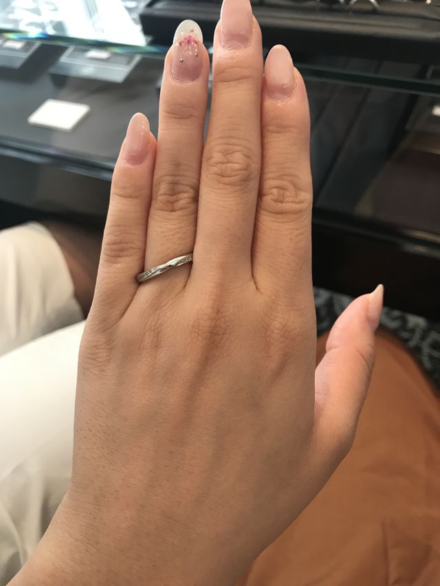 両端にダイヤが入っているデザイン