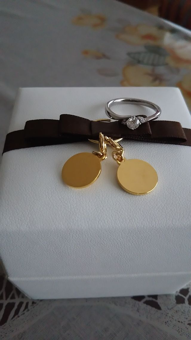 金色のチャームには新郎新婦のイニシャルが刻印されます