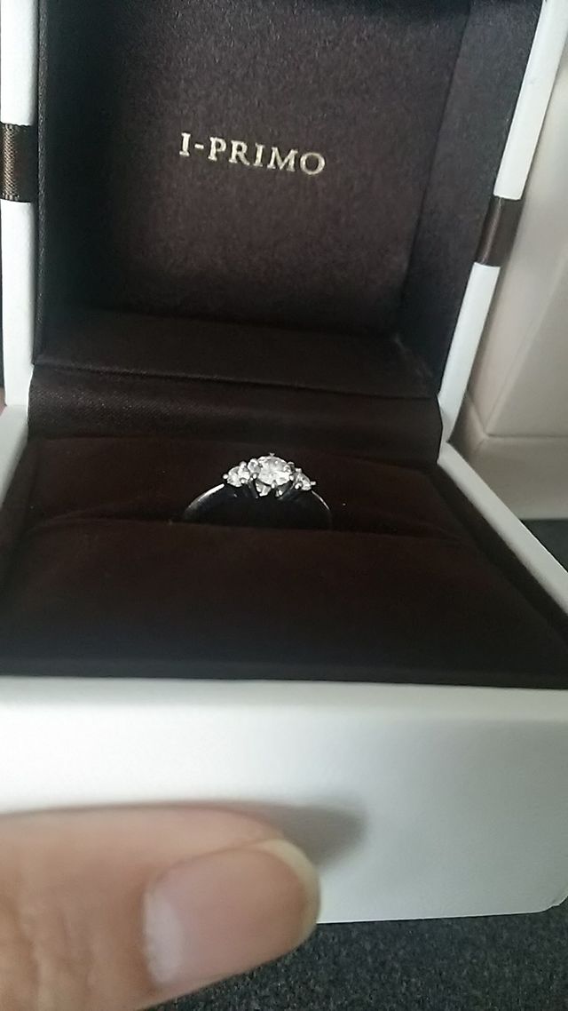 ストレートの婚約指輪です。