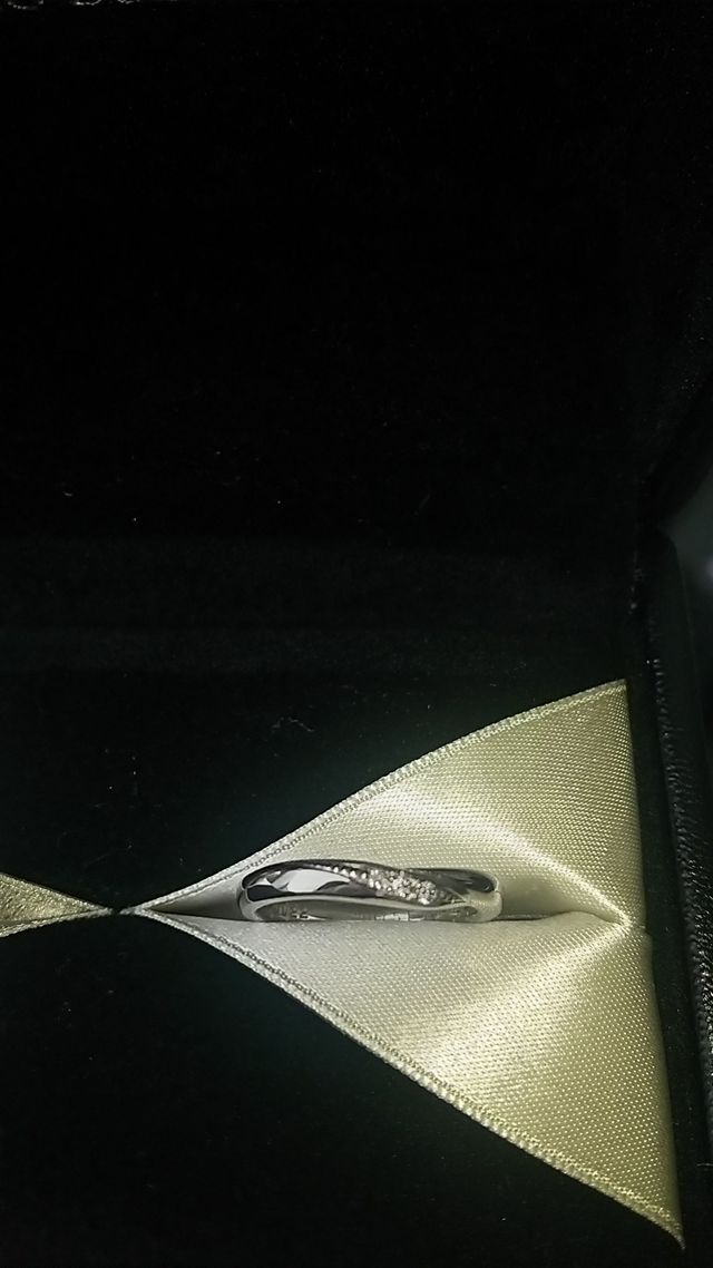 夫婦で別の結婚指輪です。