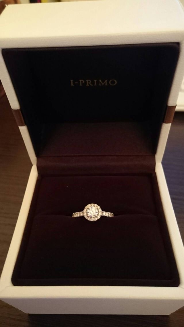 ゴージャスなダイヤたっぷりの指輪です。