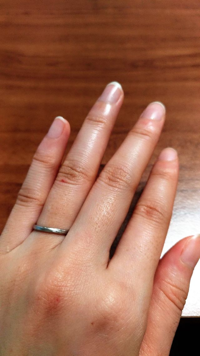 細身の指輪なのでさりげない感じです。