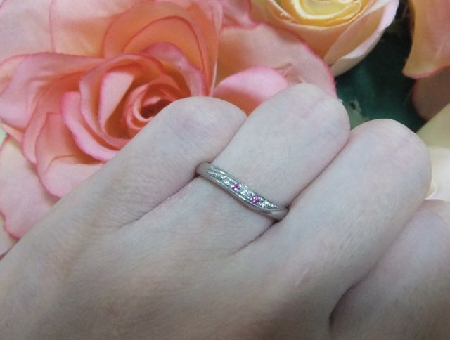 ピンクサファイアが魅力的に輝きます