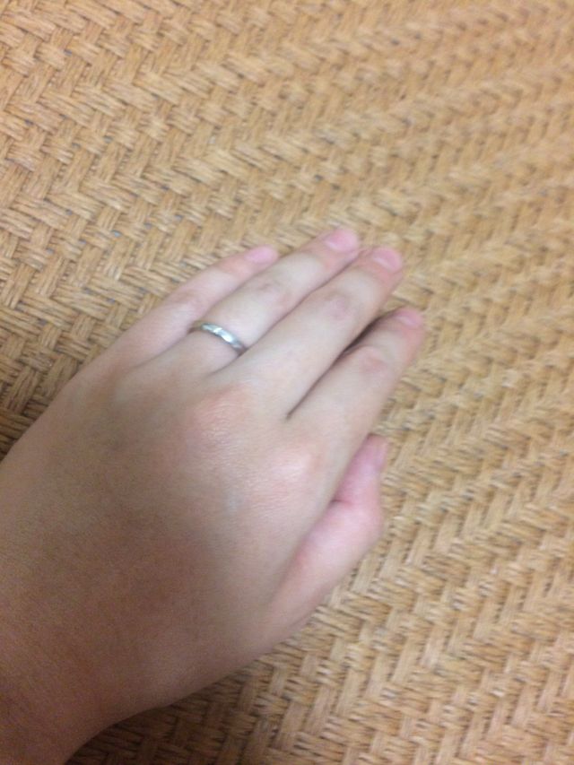 結婚指輪です。事前にネットで気になって店舗で試着しました。