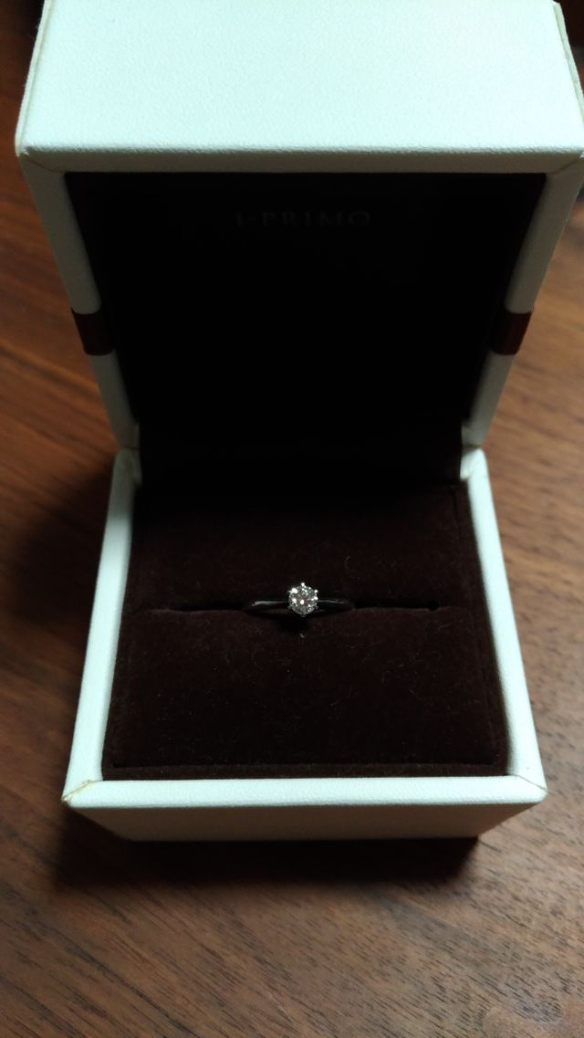 ザ・婚約指輪というシンプルなデザインにしました。