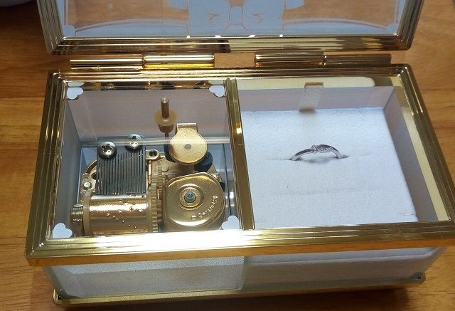 中は、オルゴールになっています。