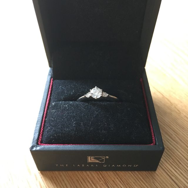 ダイヤが３つついた婚約指輪です。