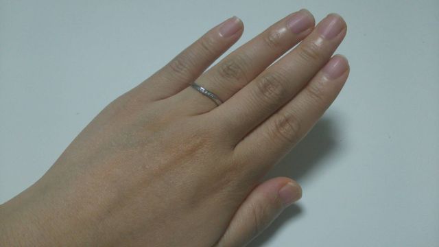 細身のタイプでさりげなくダイヤが光ります。