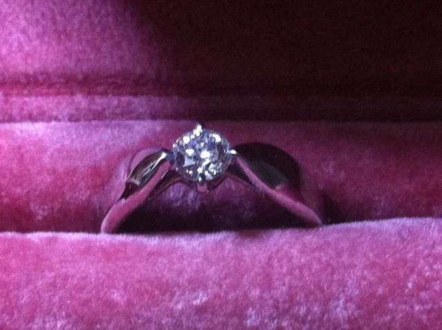 シンプルで一粒ダイヤが目立つデザイン