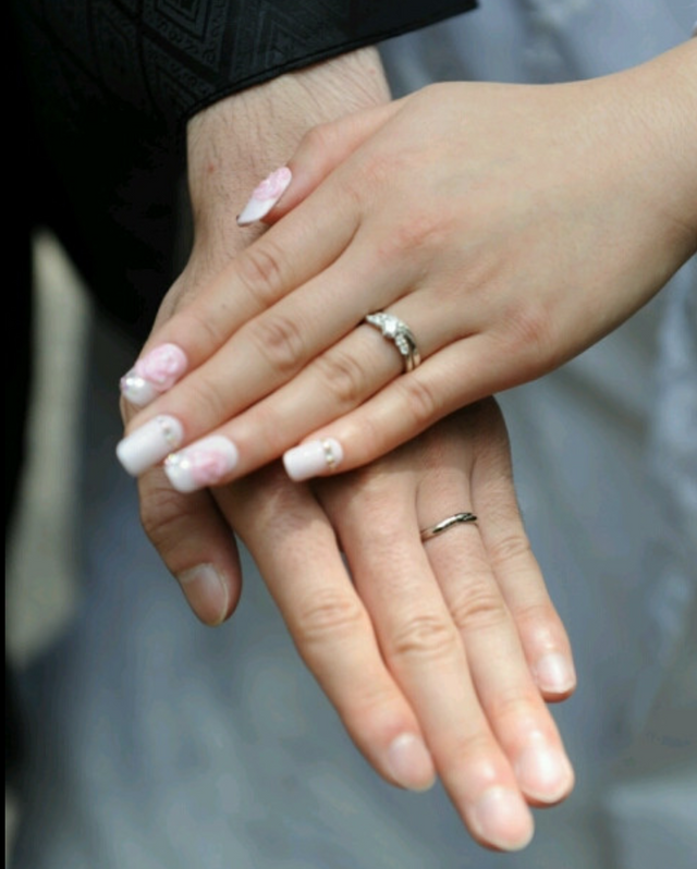 前撮りの写真なので婚約指輪も一緒です。