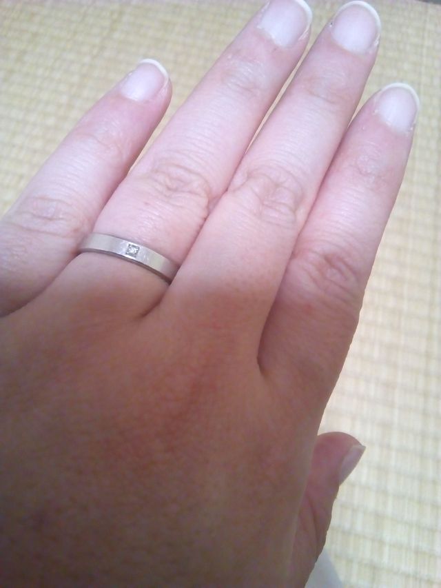 ダイヤが一つついたシンプルなデザイン。