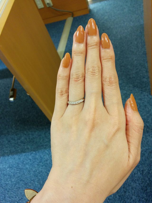 7粒のダイヤがついた、ゆるいウェーブです。