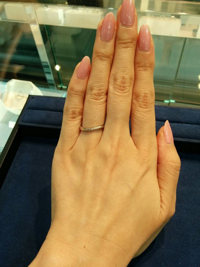 ゆるいウェーブ、細身のデザインです。