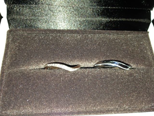 女性用はダイヤが並び、男性用はプラチナでシンプルなリングです