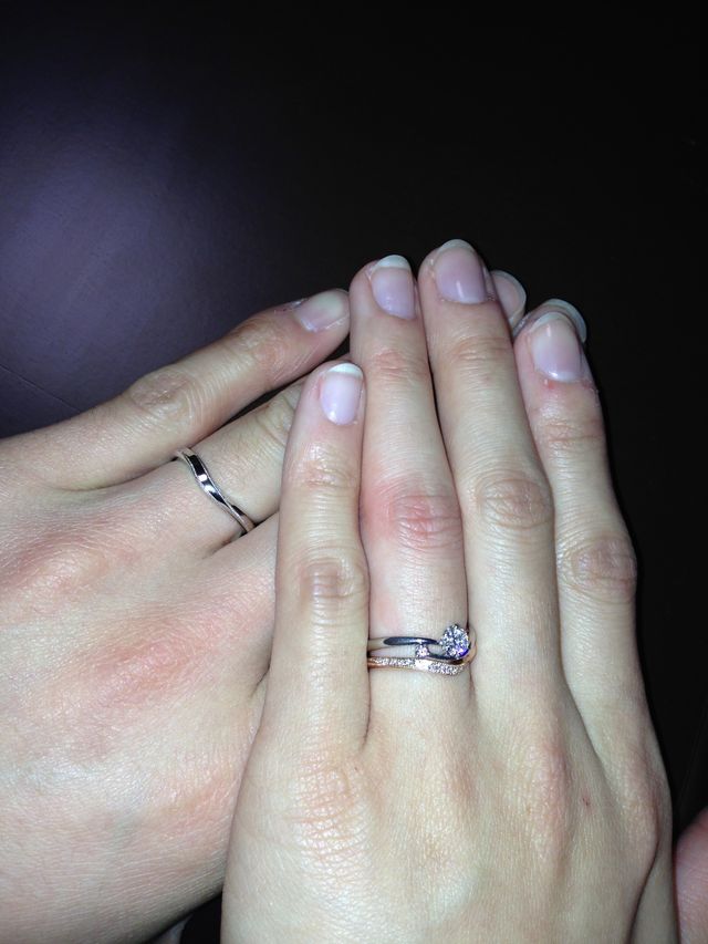 婚約指輪にぴったり合うラインのリングです。