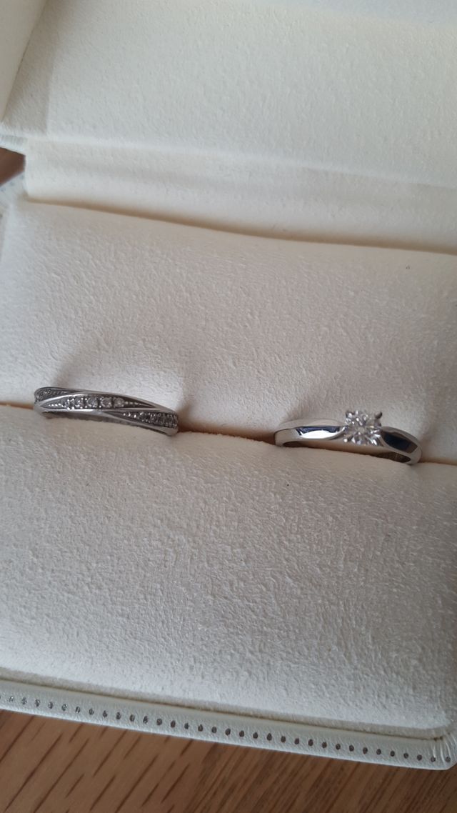 3連のウェーブそれぞれに石が一粒ずつ丁寧に埋められています♪