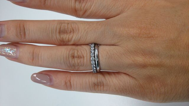 エタニティが婚約指輪、下のシンプルな一粒ダイヤは結婚指輪